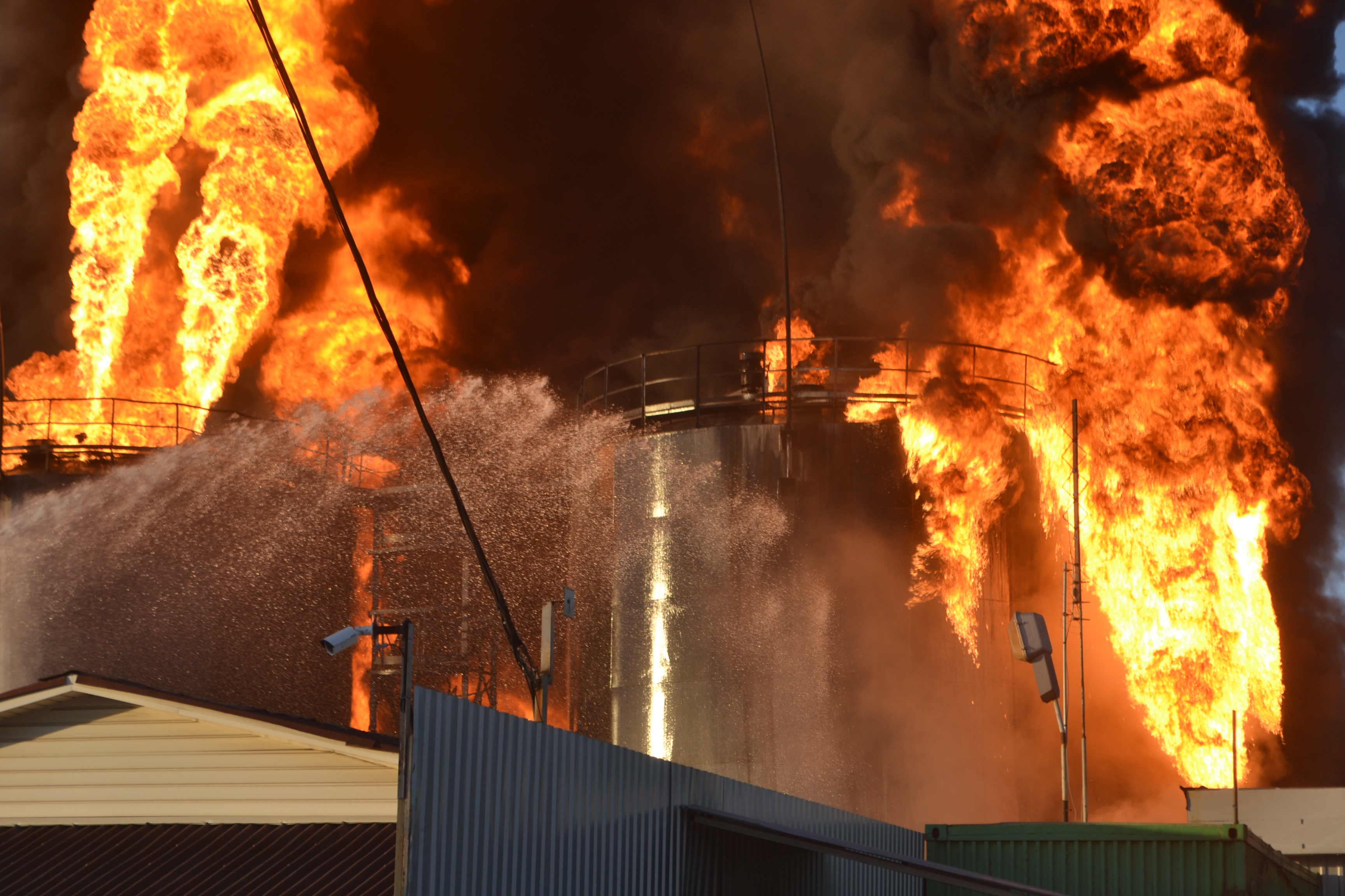 Горит нефтебаза в орле сегодня. Нефтебаза Украина пожар. Пожар на нефтебазе под Киевом. Пожар на нефтебазе под Киевом 2015. Пожар на БРСМ нафта.