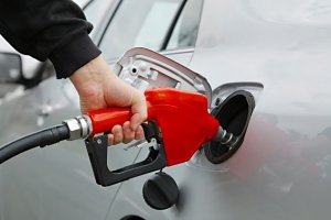 Бензиновое дежавю: почему топливо на АЗС не спешит дешеветь. И почему АМКУ по-прежнему «смотрит не туда»